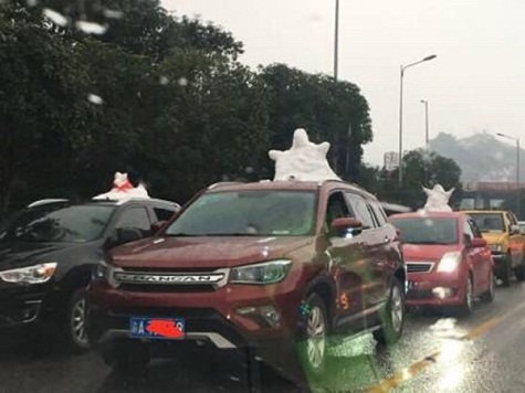 Những chú người tuyết này sẽ ngày càng to ra khi chiếc xe di chuyển.